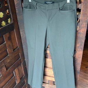 Petite ankle length pants with pockets